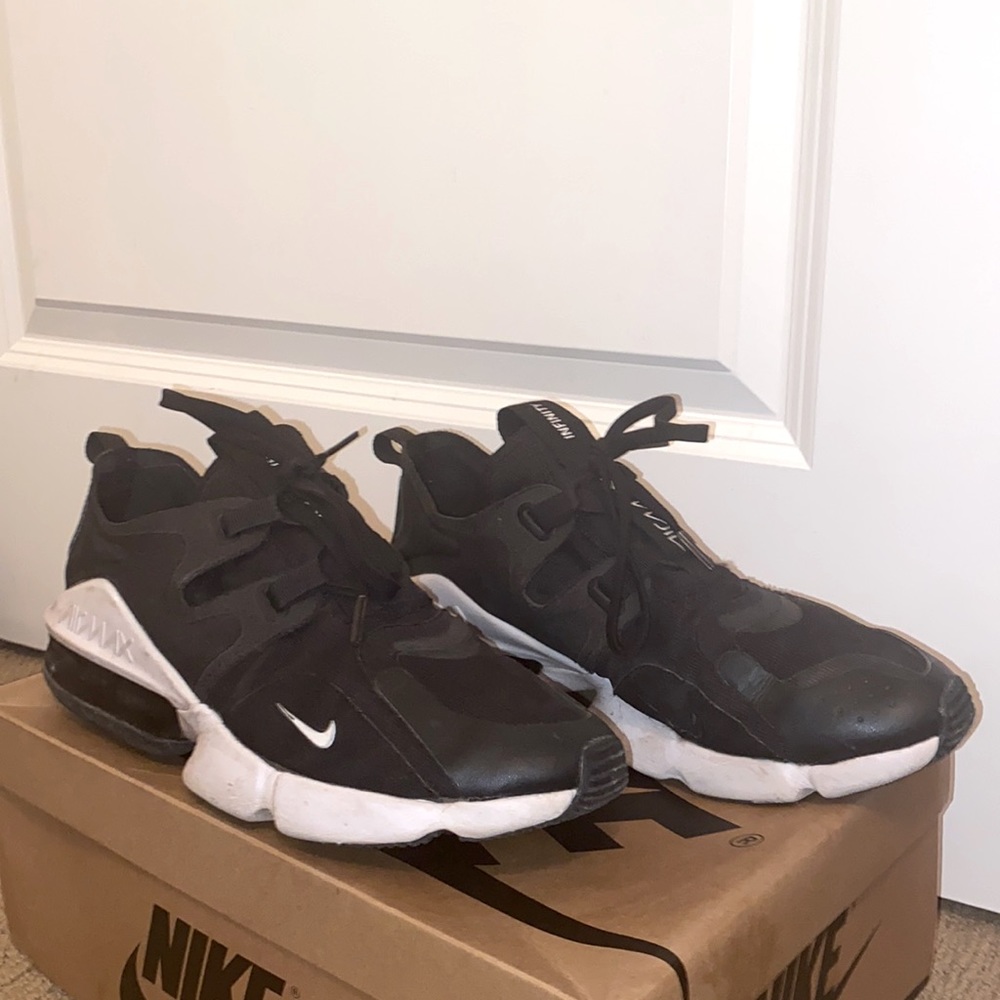 NIKE AIR MAX INFINITY